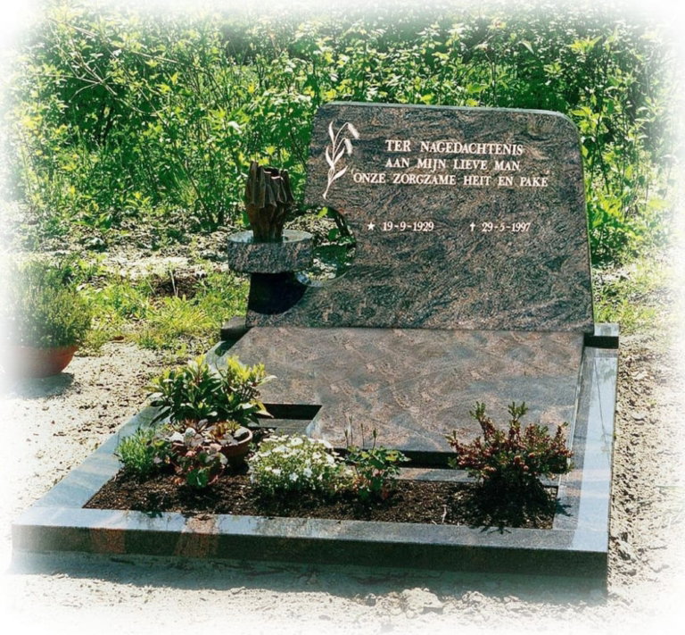 Dubbel grafmonument himalaya graniet met L vormig tuintje