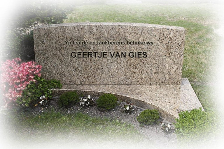 Dubbel grafmonument uitgevoerd in giallo veneziano graniet