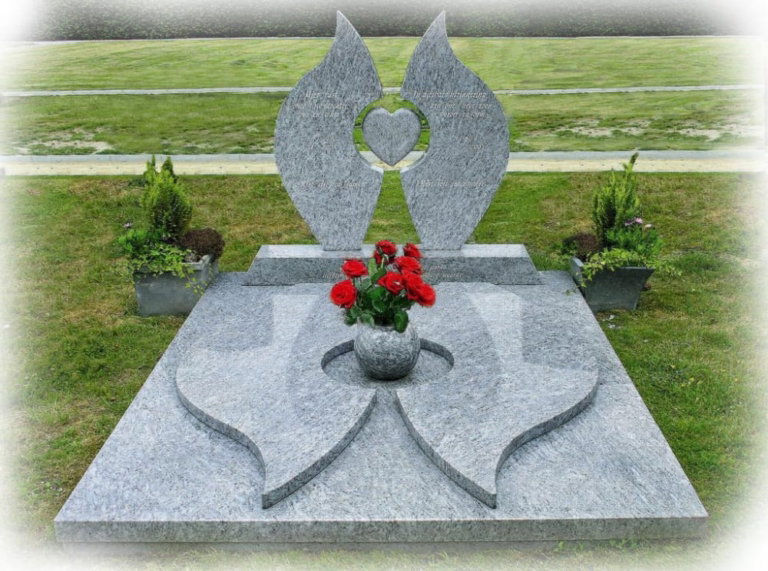 Dubbel grafmonument waarbij de letterplaten zijn verbonden met een hart