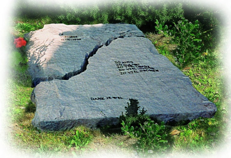 Grote gekloofde crouteplaat als grafzerk