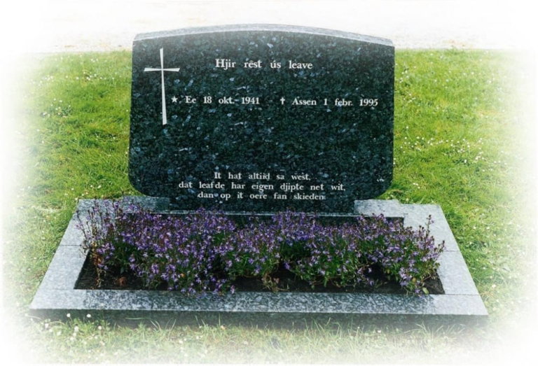 dubbel grafmonument uitgevoerd in licht labrador graniet