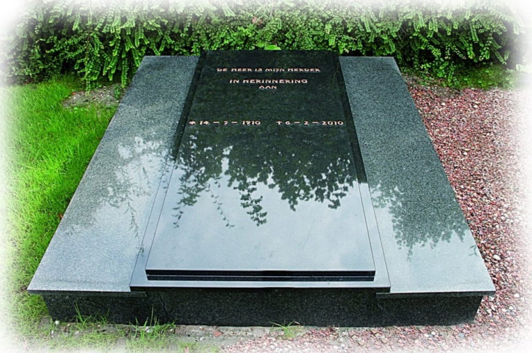 liggende grafzerk over twee graven