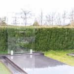Detail modern granieten grafsteen met glasplaat