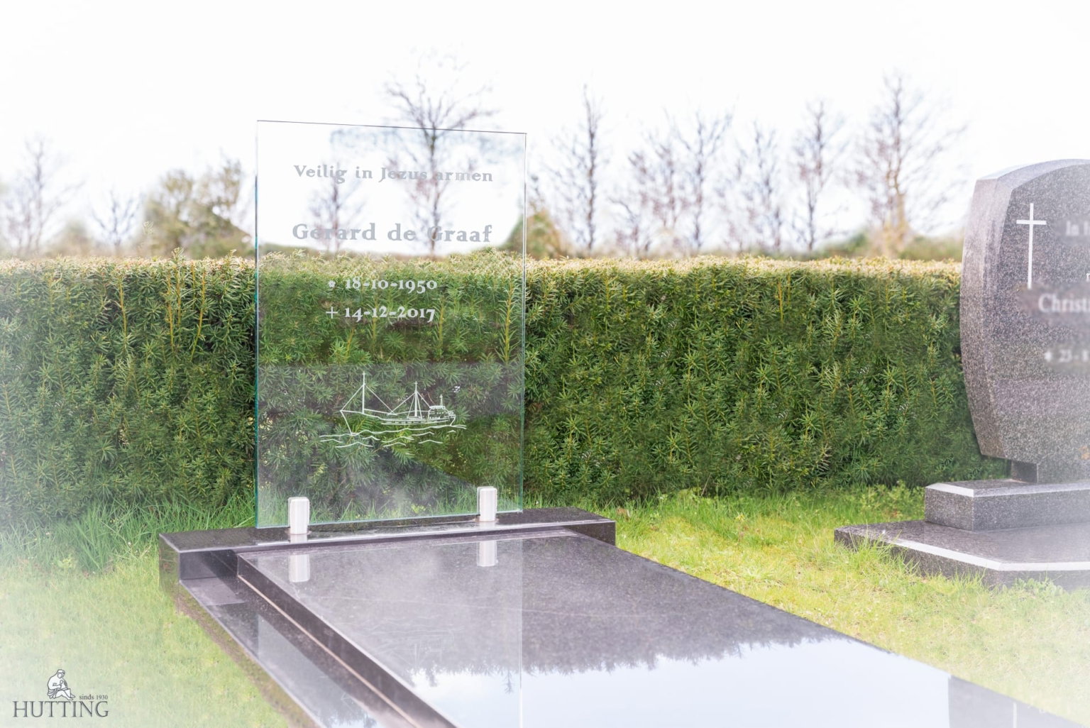 Detail modern granieten grafsteen met glasplaat