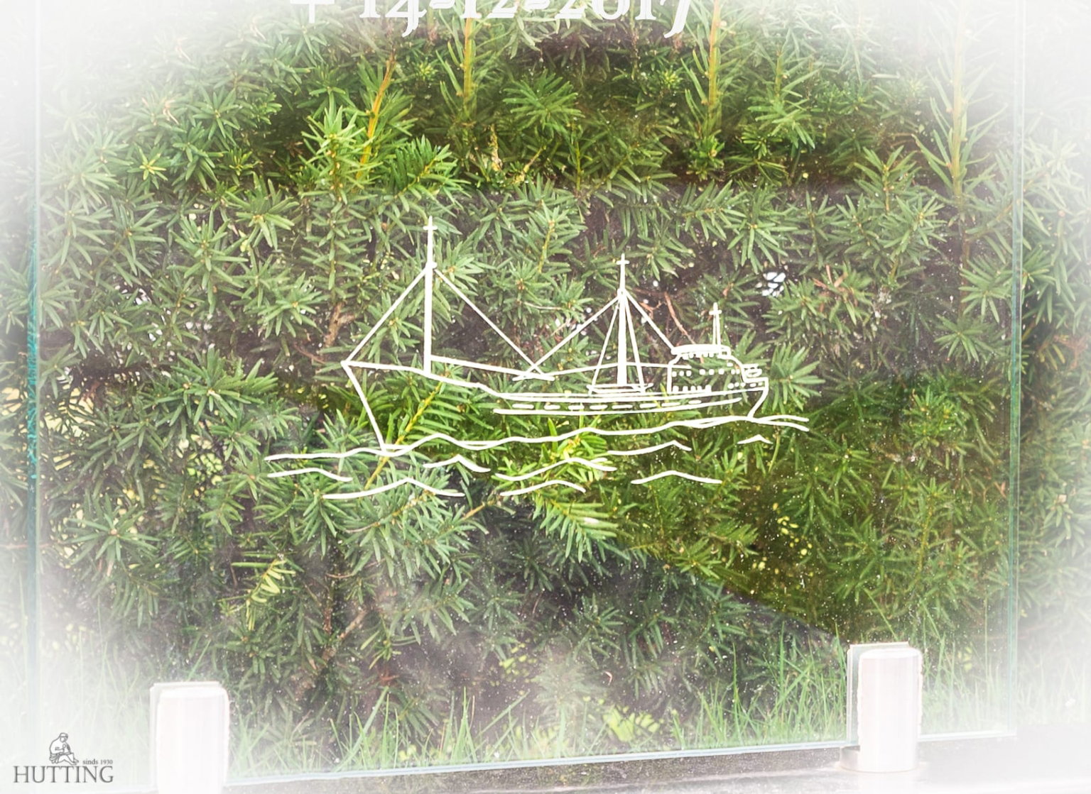 Gravure van een schip op een grafsteen