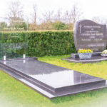 Modern granieten grafsteen met glasplaat