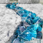 Blauwe glasbrokken grafsteen
