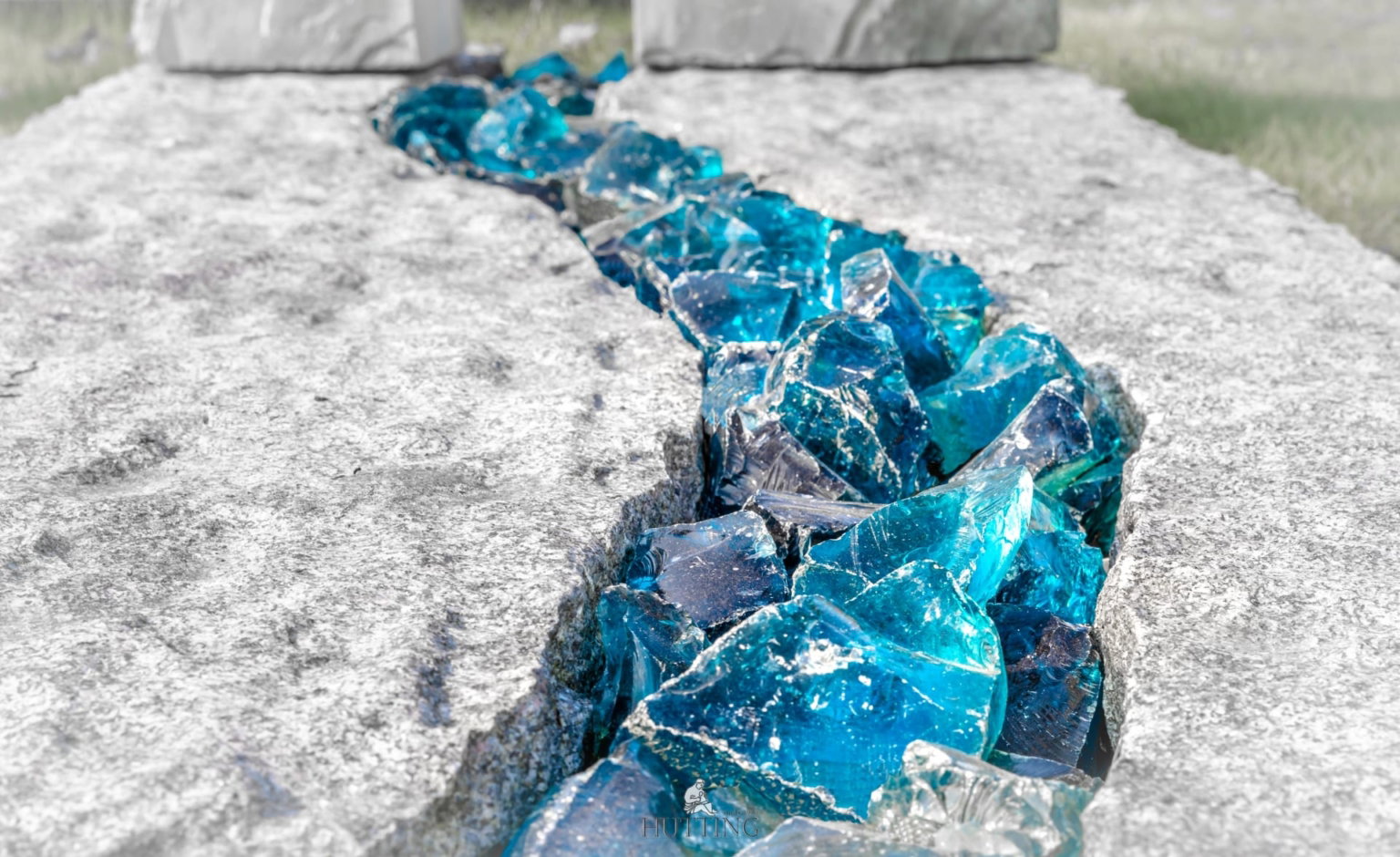 Blauwe glasbrokken grafsteen