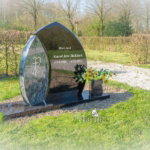 Grafsteen Zwart Graniet met Olive Green Granieten zuil