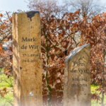 Tekst in basaltzuilen