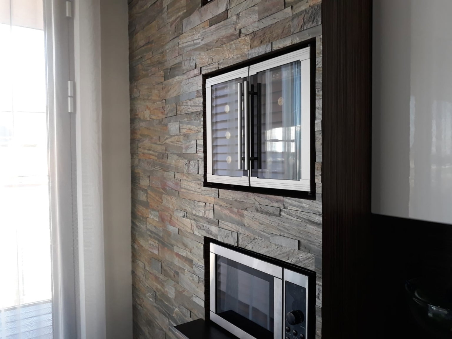 Rockwall muur met ingebouwde oven