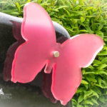 Roze vlinder op grafsteen