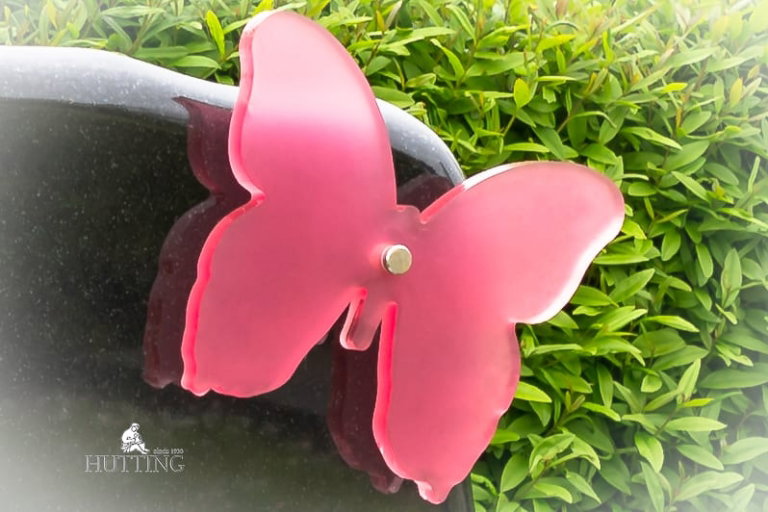 Roze vlinder op grafsteen