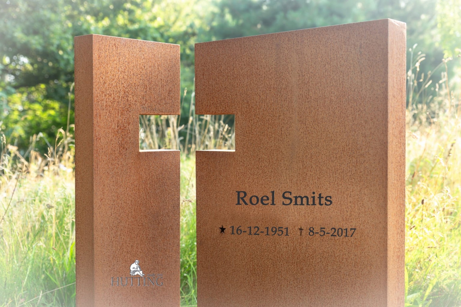 Cortenstaal monument met kruis