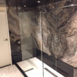Een douche van het materiaal Arabescato