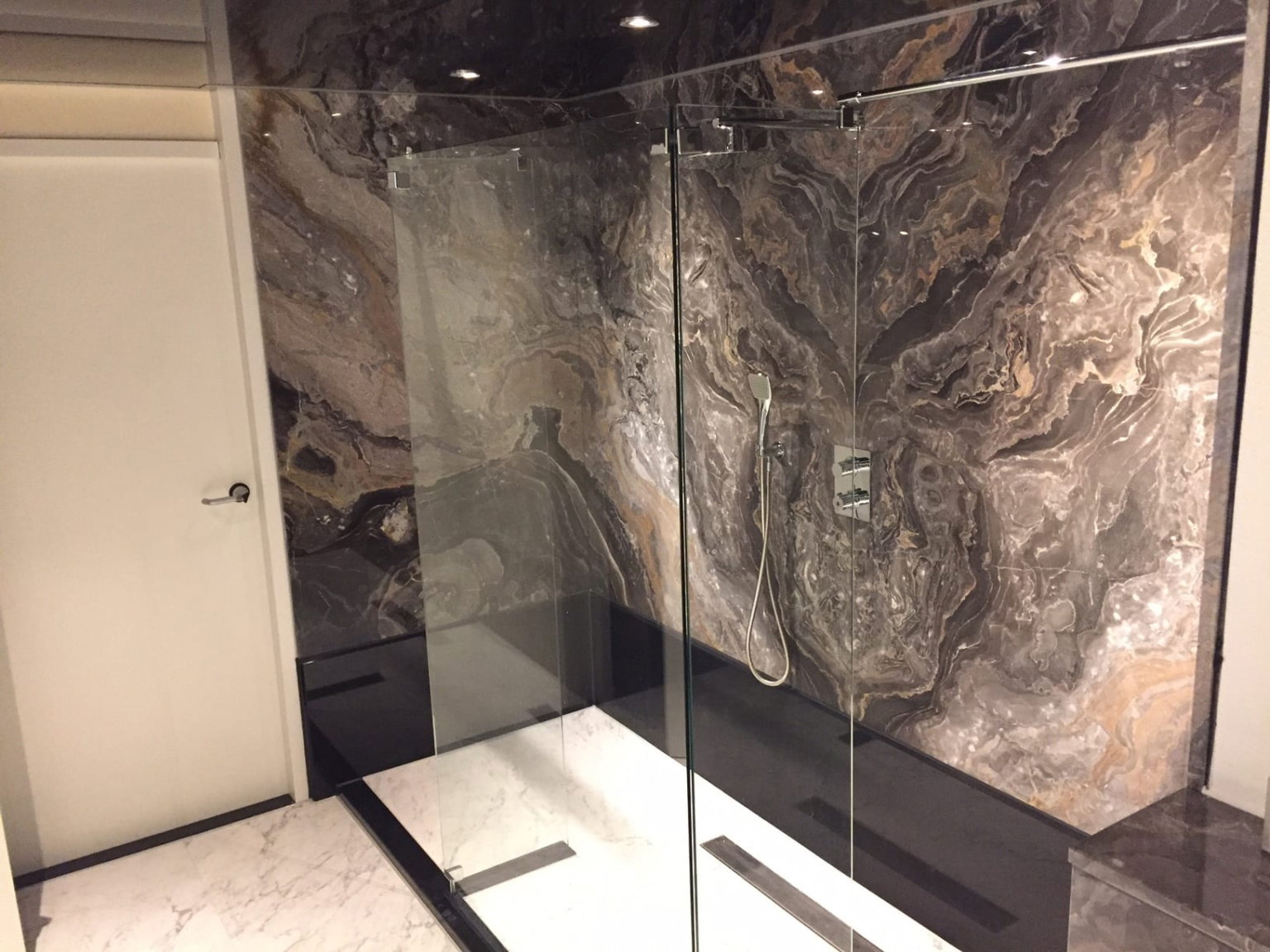 Een douche van het materiaal Arabescato