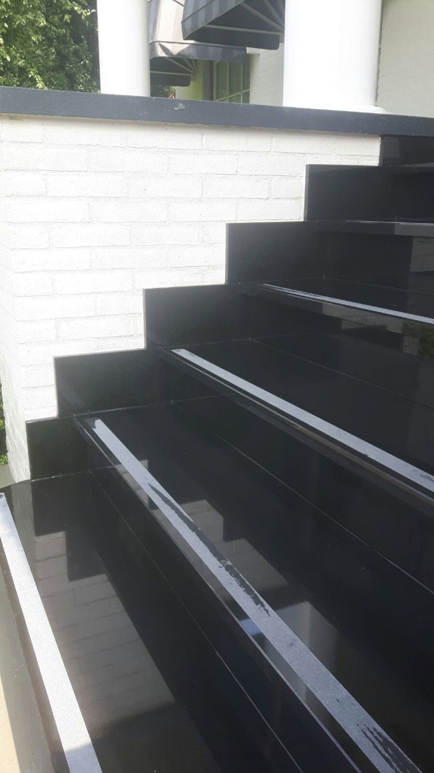 Granieten trap zijaanzicht