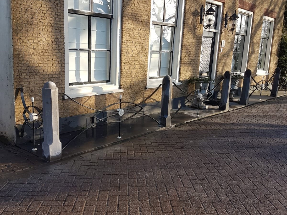 Zijaanzicht restauratie stoeppaal