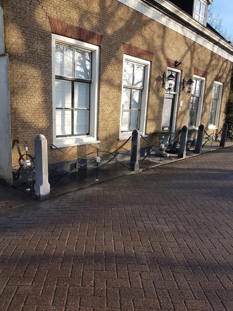 Zijaanzicht restauratie stoeppaal