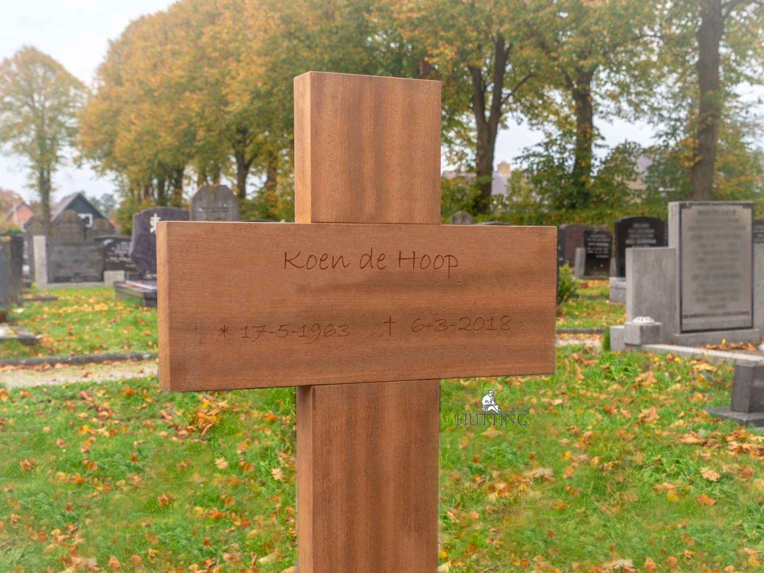 Grafmonument houten kruis scaled
