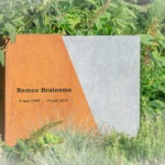 Grafmonument staal en Hardsteen scaled