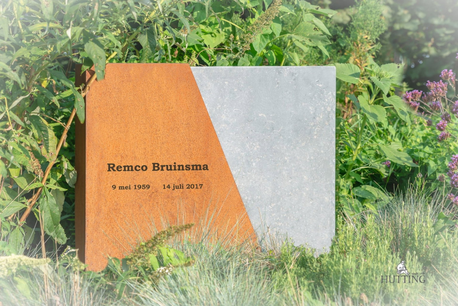 Grafmonument staal en Hardsteen scaled