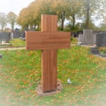 Grafsteen houten kruis scaled