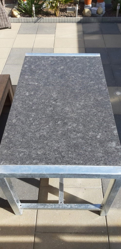 Granieten tafelblad Steel Grey geborsteld.