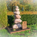 Grafmonument cortenstaal met keien scaled