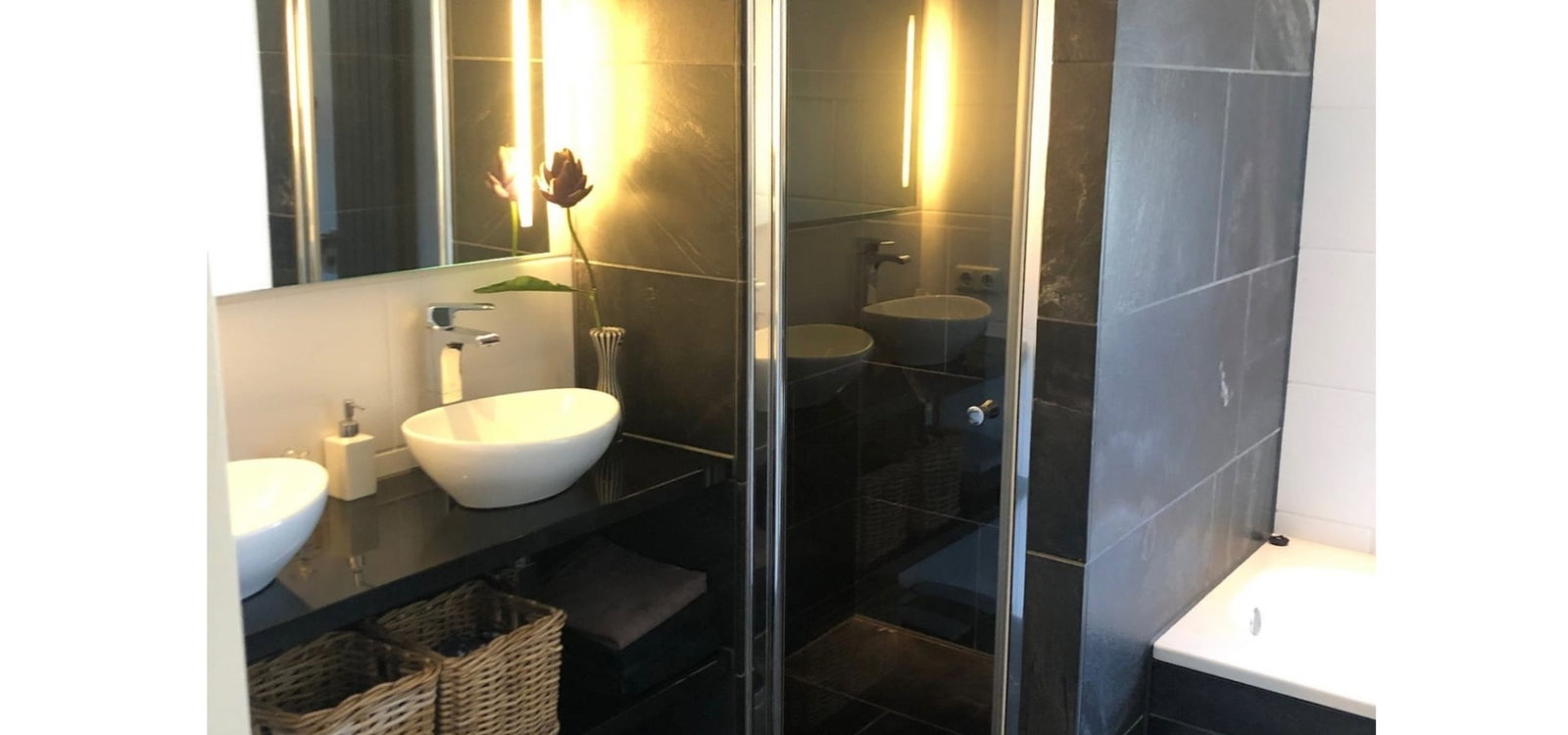 Badkamer natuursteen tegels Carbon Gold 1 scaled