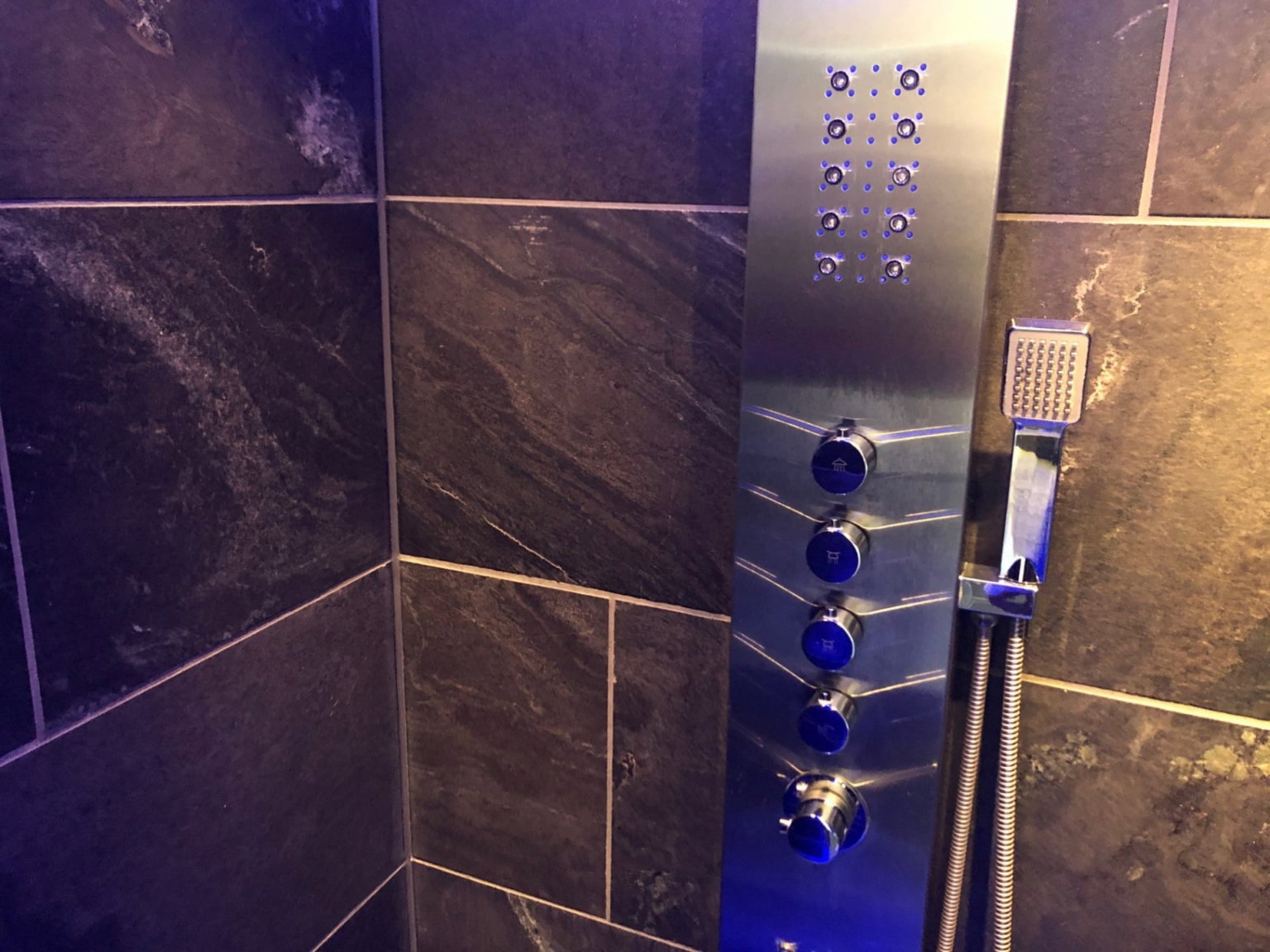 Carbon Gold tegels badkamer scaled