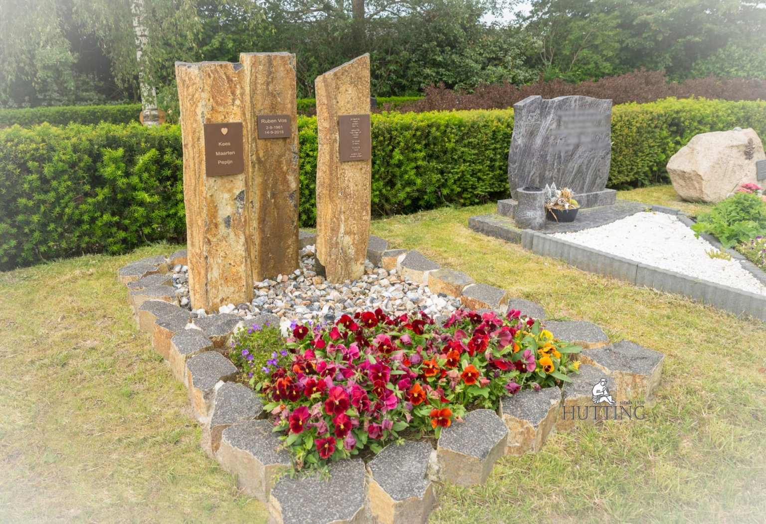 Grafmonument met Basaltzuilen scaled