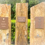 Grafsteen met 3 zuilen van Basalt scaled