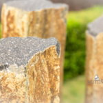 Grafsteen met ruwe zuilen scaled