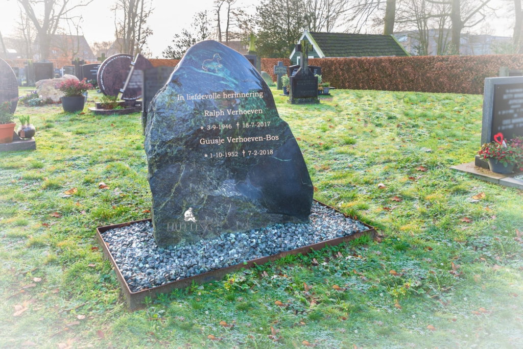 Groene kei grafmonument scaled