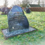 Groene kei grafmonument scaled