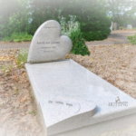 Grafmonument wit met hart scaled