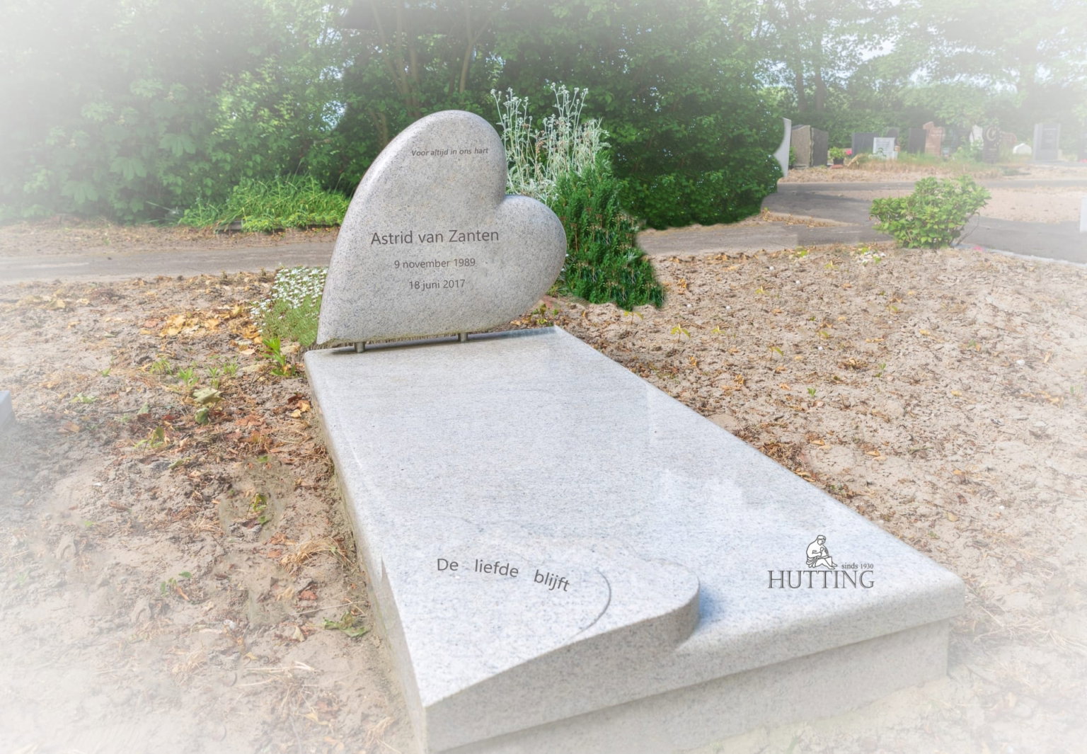 Grafmonument wit met hart scaled