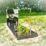 Grafmonument met glazen foto scaled