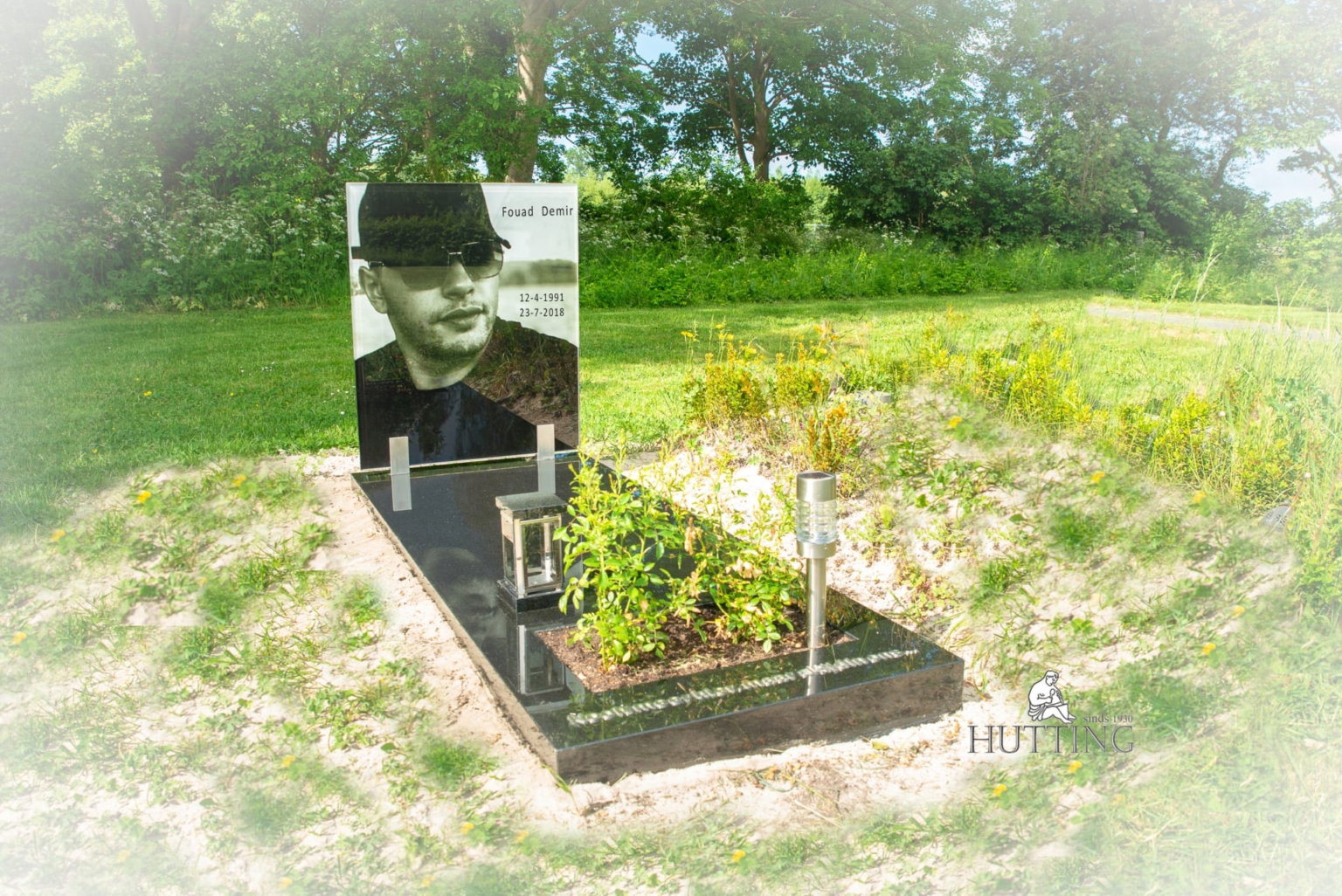 Grafmonument met glazen foto scaled