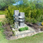 Grafmonument met zuilen en RVS ringen scaled
