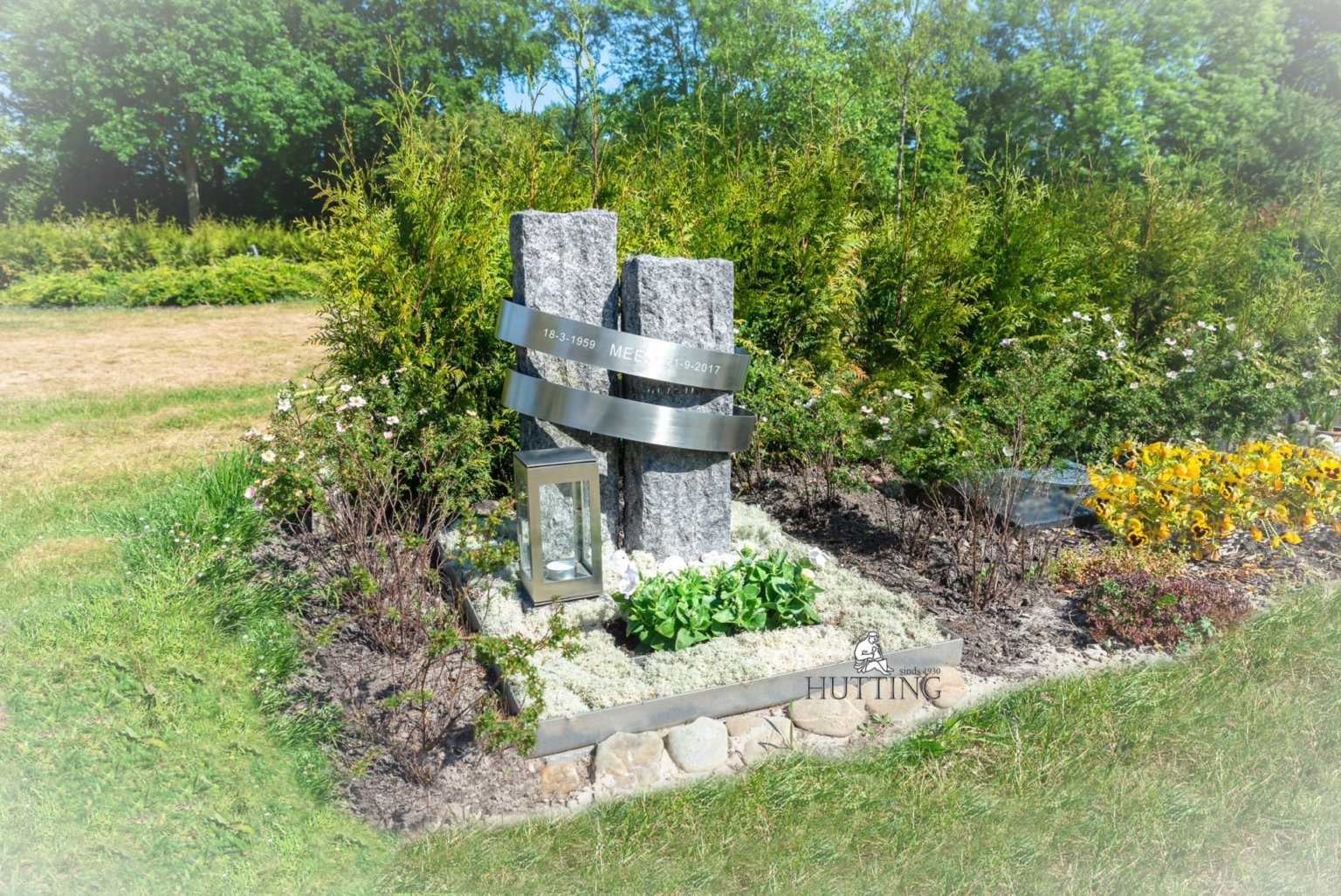 Grafmonument met zuilen en RVS ringen scaled