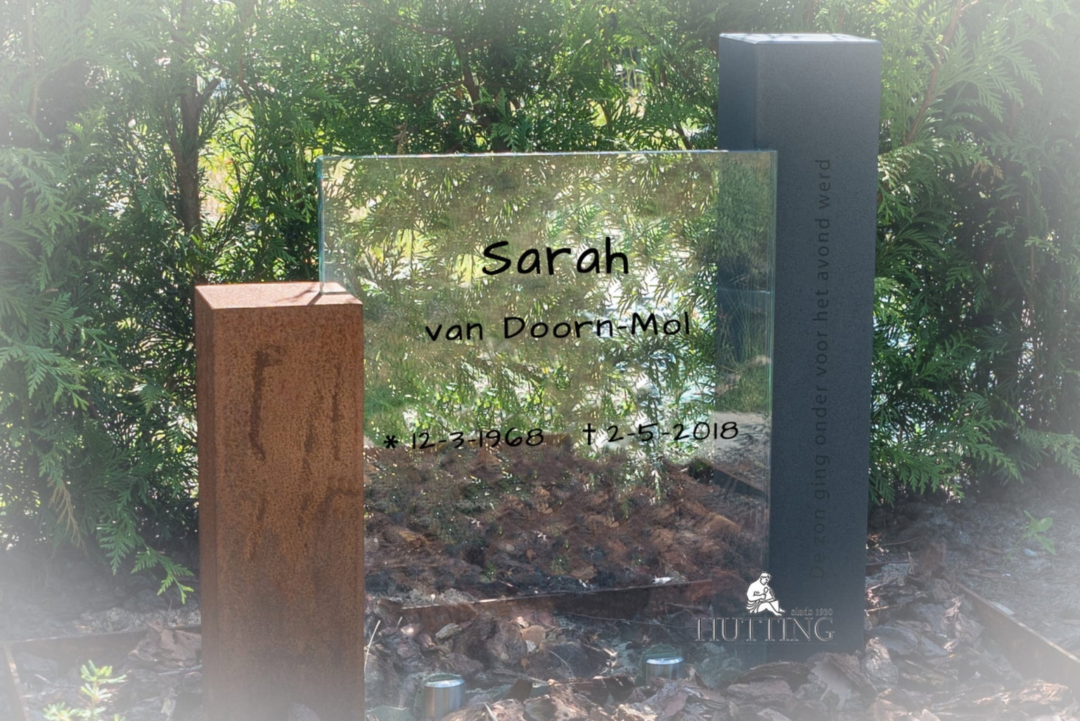Grafsteen cortenstaal met glas scaled