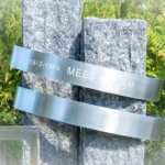 Grafsteen met RVS ringen en uitgesneden tekst scaled