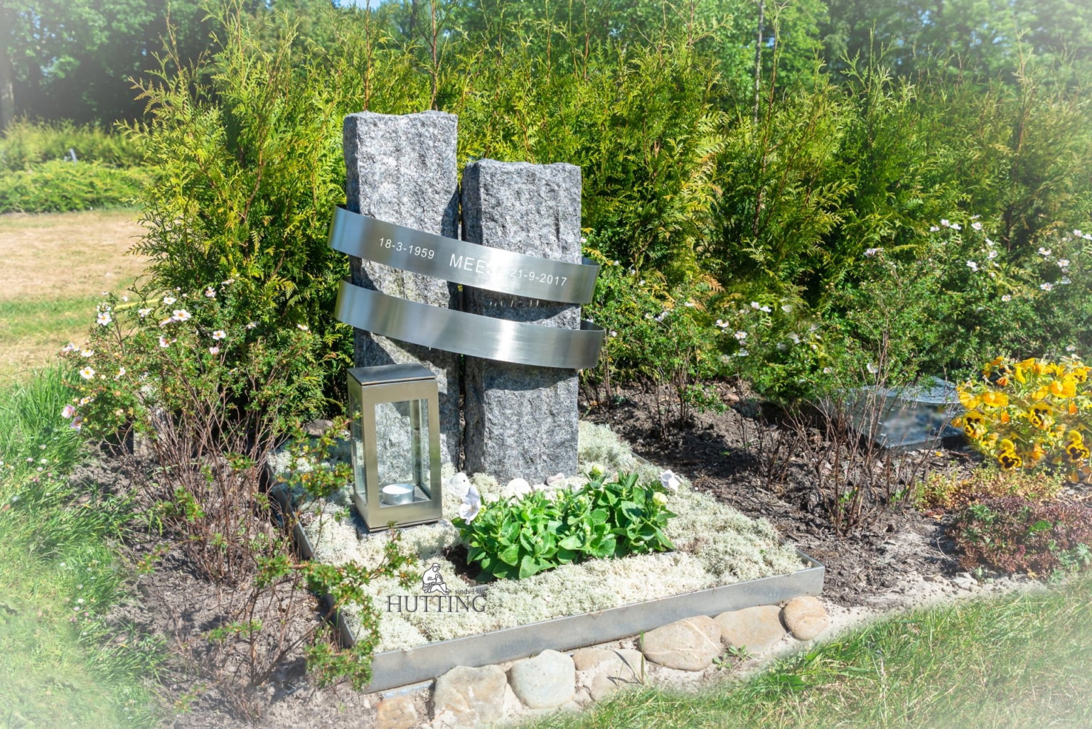 Grafsteen met RVS ringen scaled