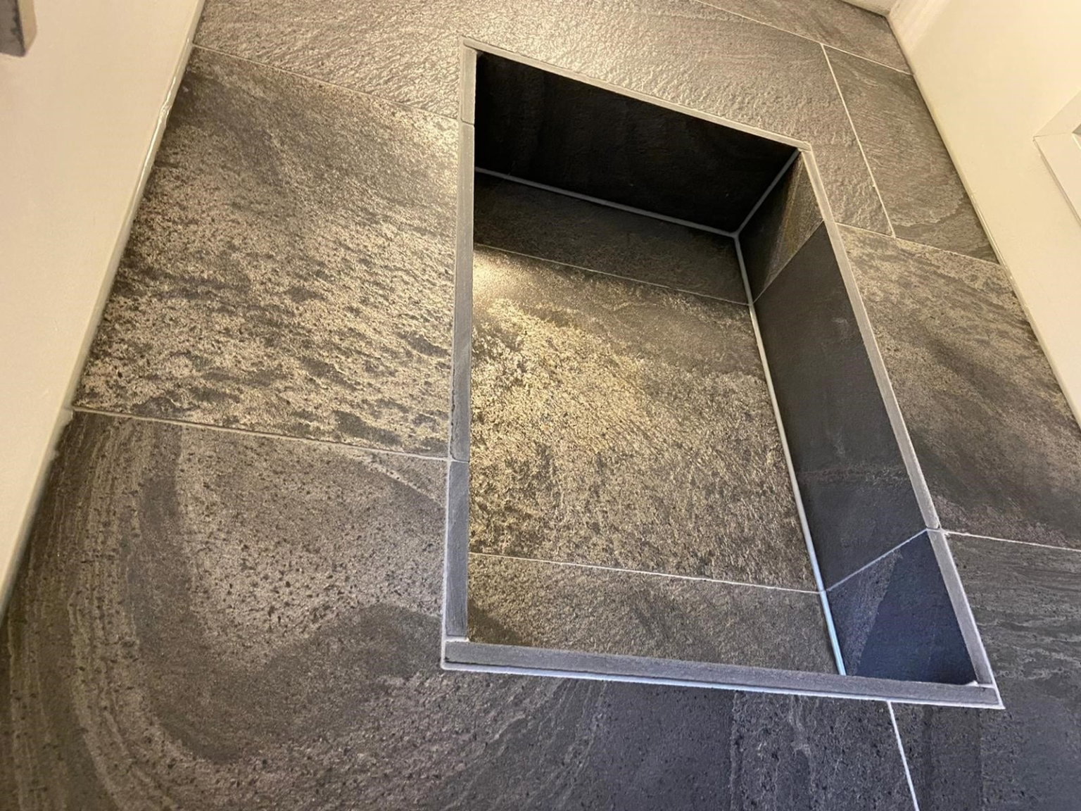 Natuursteen achterwand tegels toilet