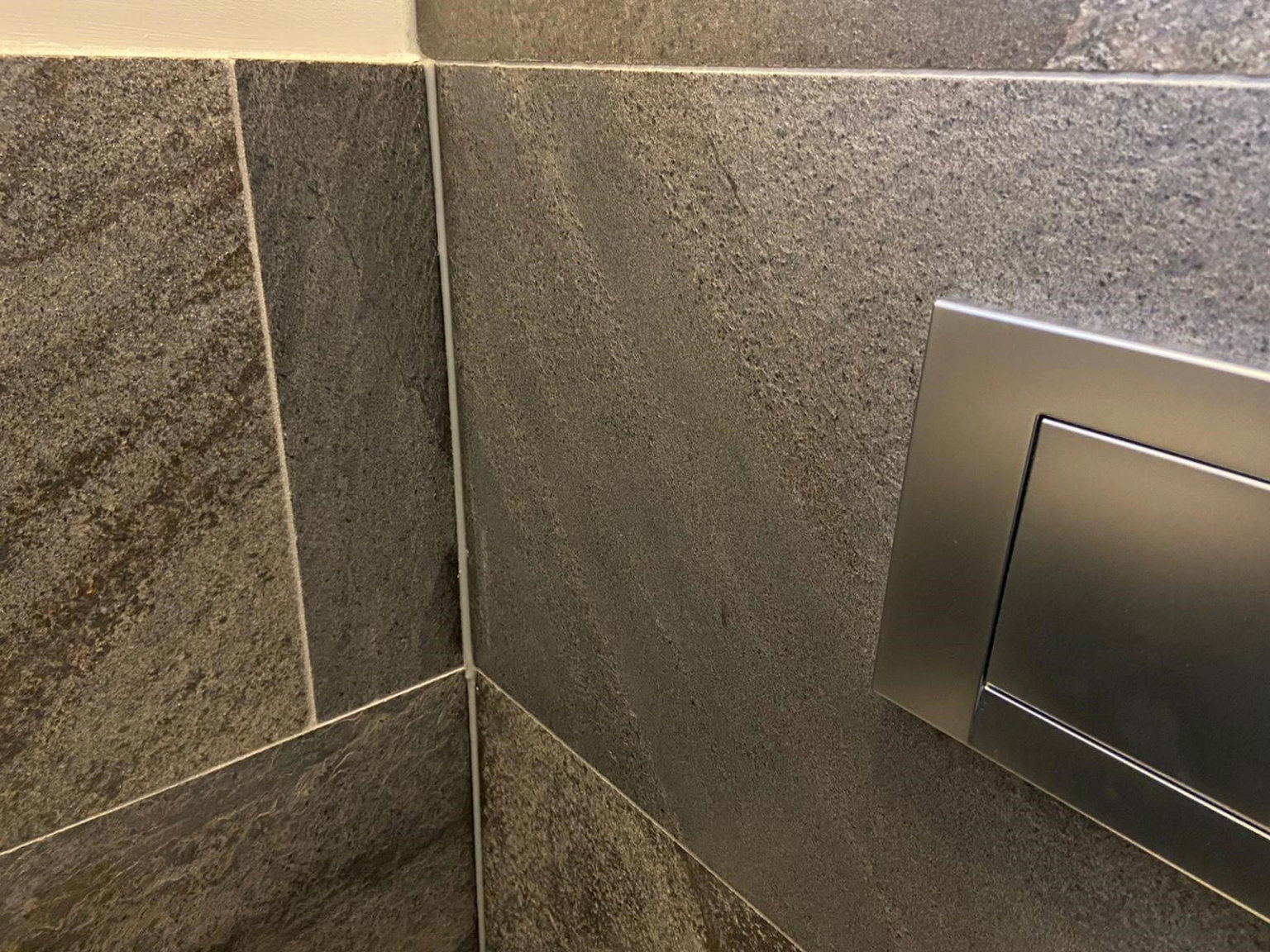 Toilet met natuursteen tegels