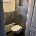 Toilet met natuursteen vloertegels en wandtegels