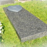 Liggende grafsteen met hart scaled