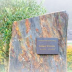 Bronzen naamplaatje grafsteen scaled